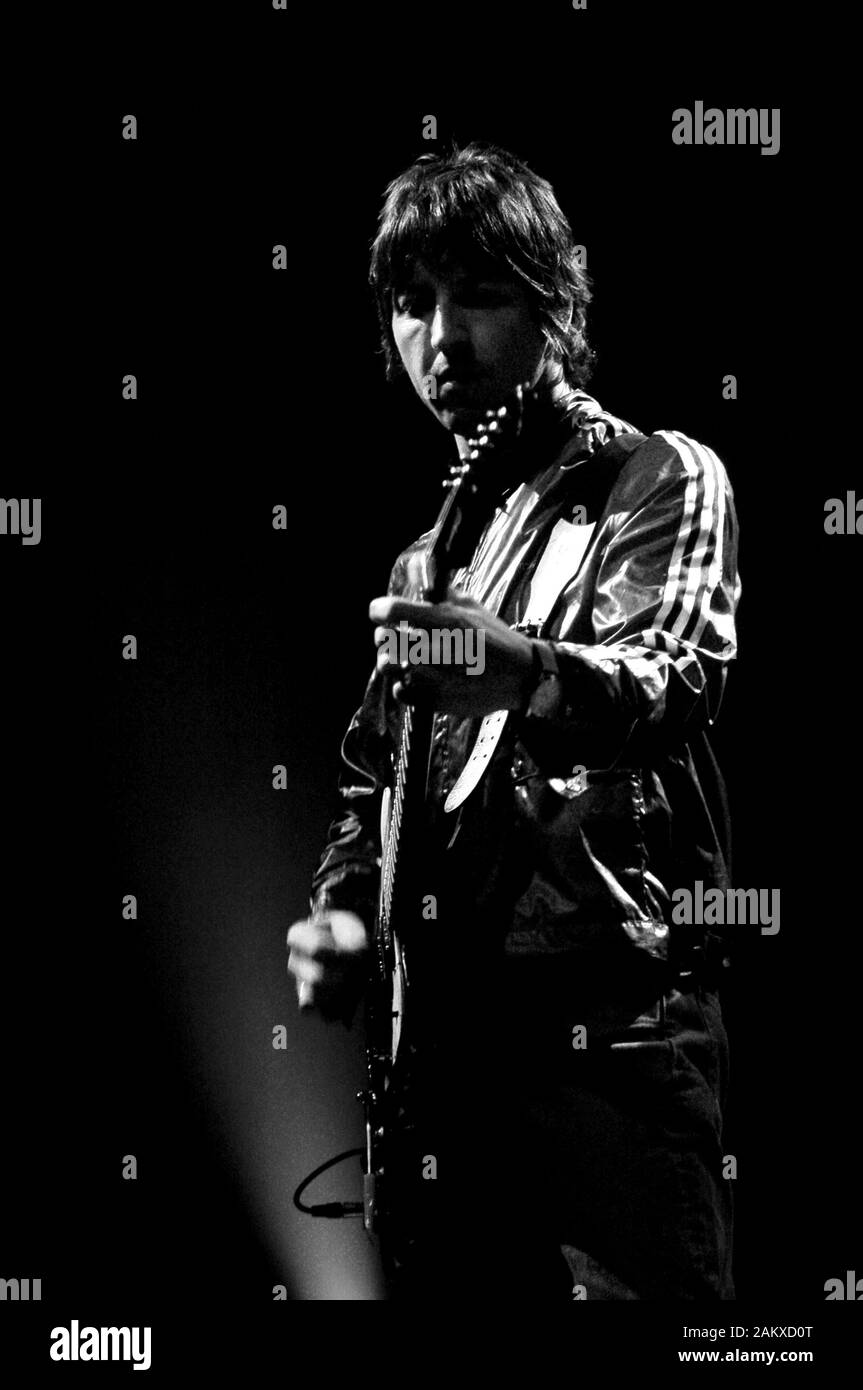 Milano Italia 12/05/2005 concerto dal vivo dell'oasi all'Alcatraz : Gem Archer sulla chitarra ritmica Foto Stock