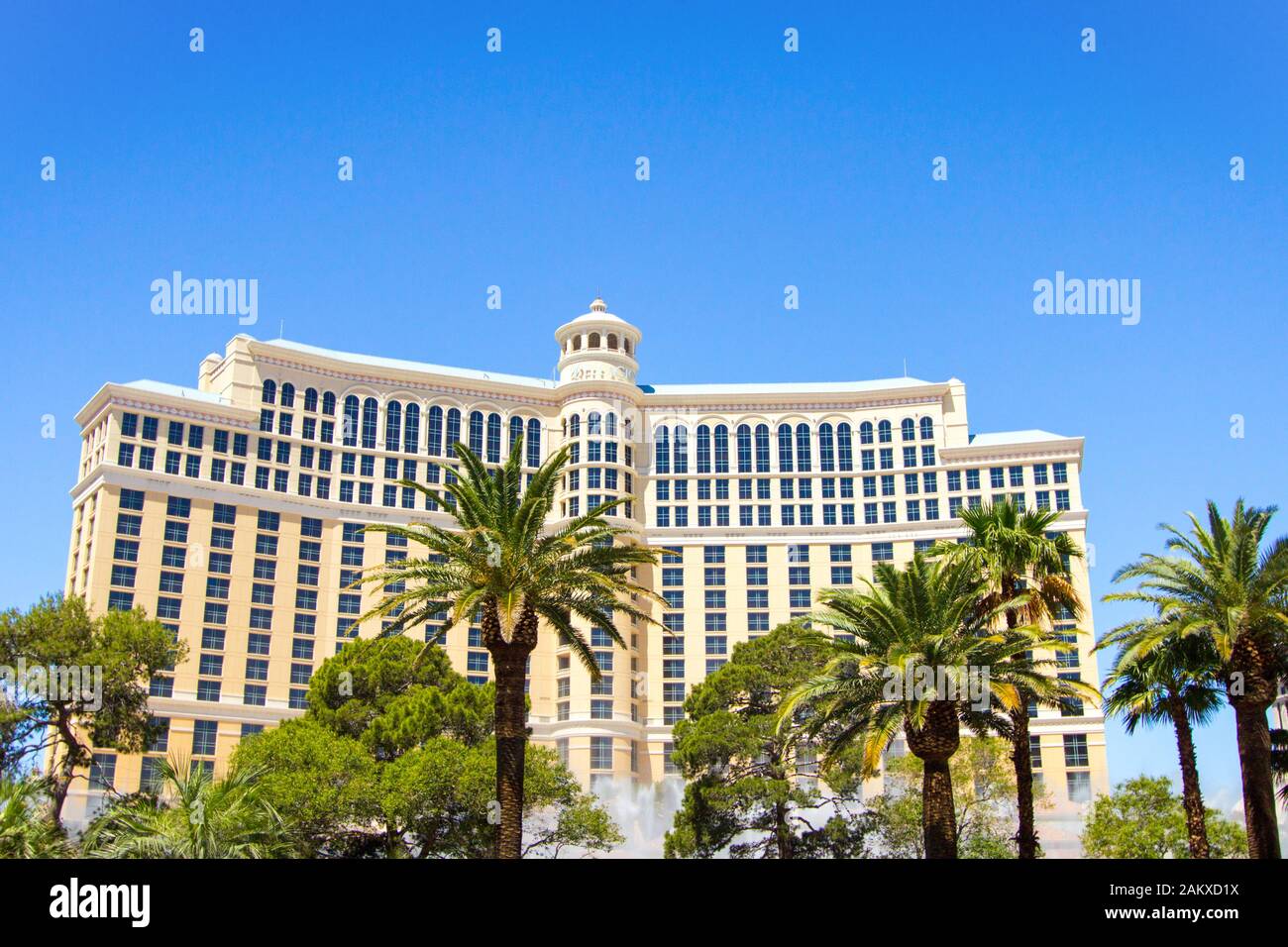 Las Vegas, Nevada, USA - Panorama del Bellagio Resort esterno circondato da palme con fontana in primo piano. Foto Stock