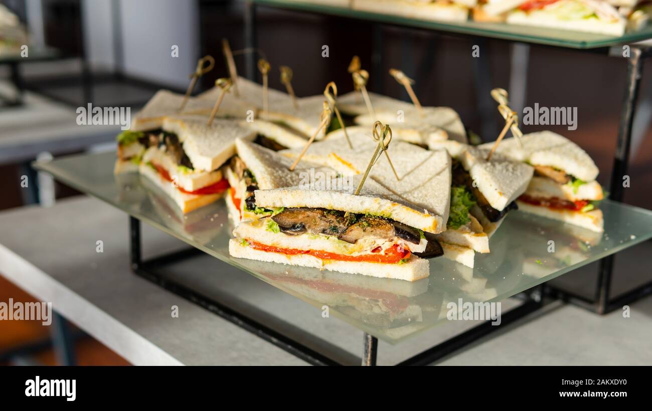 Primo piano di sandwich freschi. Concetto di cibo da asporto, ristorante e servizio di catering Foto Stock