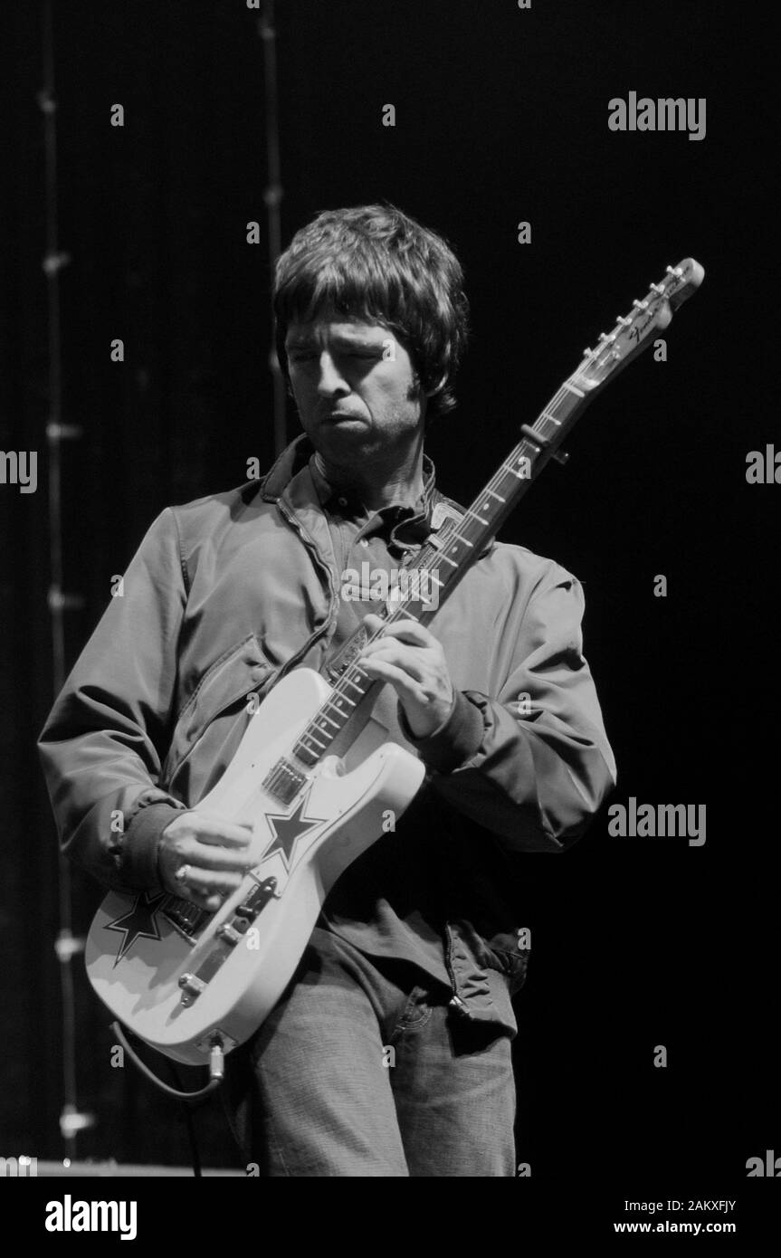 Milano Italia 30/10/2005 , concerto dal vivo delle oasi al Forum Assago : Il cantante e il chitarrista Noel Gallagher durante il concerto Foto Stock