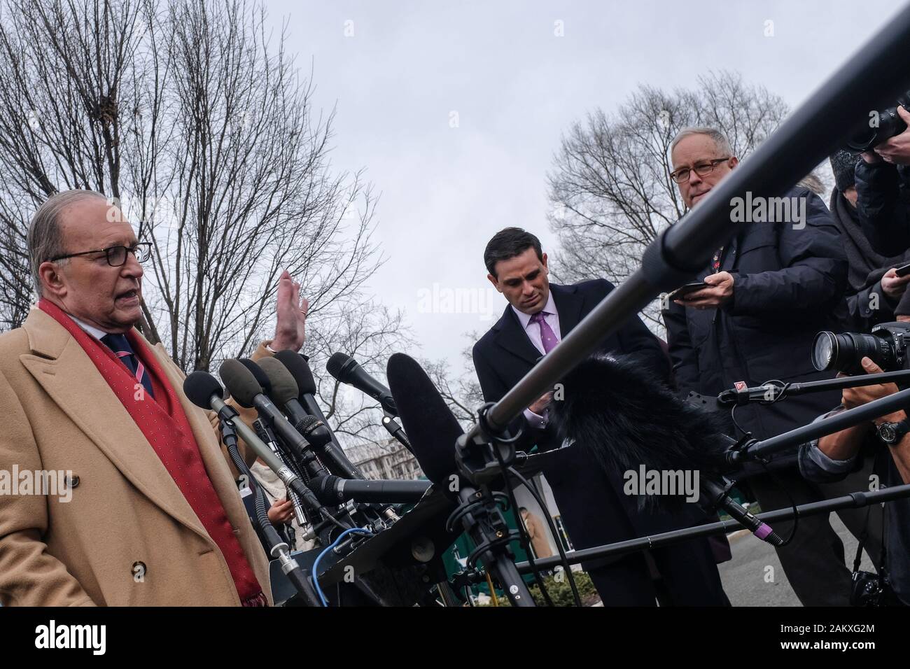 Washington, Stati Uniti d'America. Decimo gen, 2020. Direttore del Consiglio nazionale economico Larry Kudlow parla ai membri dei media al di fuori della Casa Bianca di Washington, DC il Venerdì, 10 gennaio 2020. Credito: Alex Wroblewski/CNP | Utilizzo di credito in tutto il mondo: dpa/Alamy Live News Foto Stock