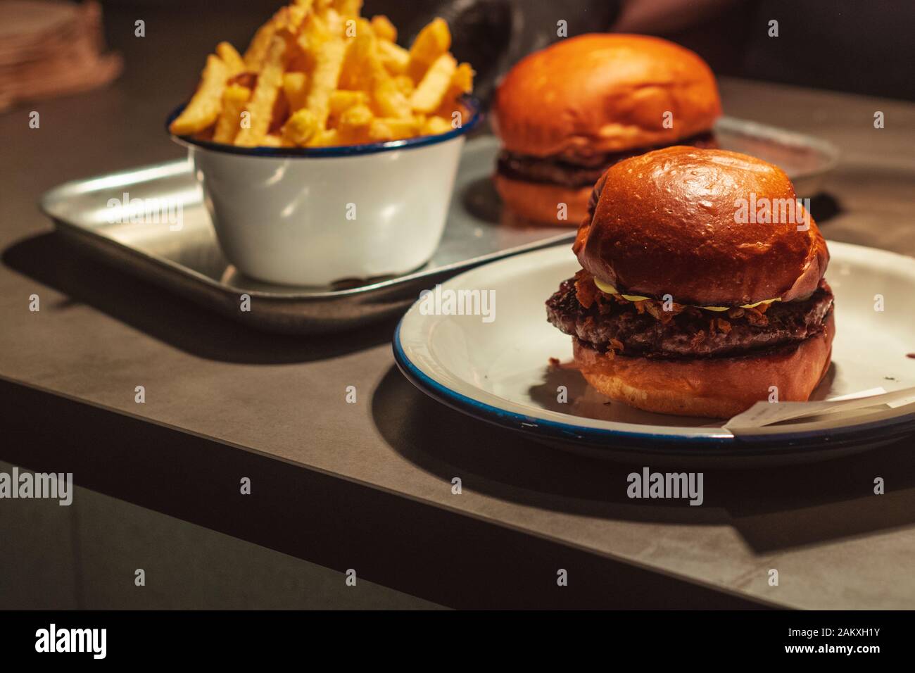 Tartufo Burger servita insieme con il parmigiano le patatine fritte in un ristorante di Londra Foto Stock