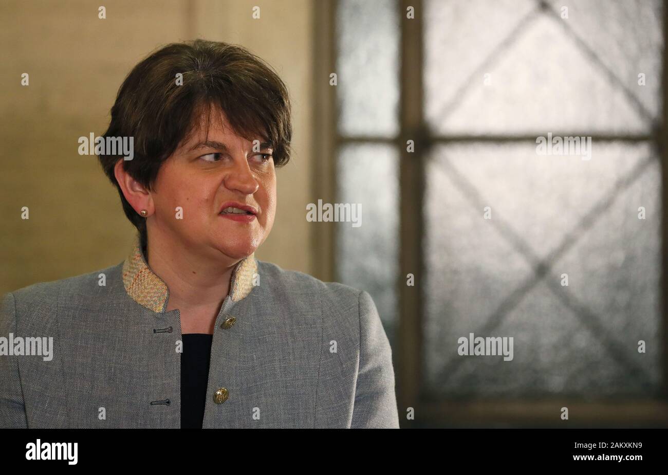 DUP leader Arlene Foster parla ai media nella sala grande del Parlamento edifici, Stormont, colloqui per resuscitare il governo devolute in Irlanda del Nord hanno avuto luogo. Foto Stock