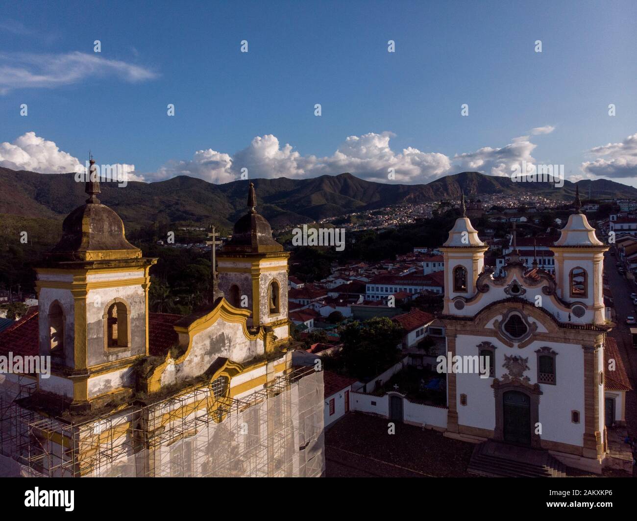 Piazza storica centrale con due chiese nella città mineraria coloniale di Mariana a Minas Gerais con una di esse avvolta come parte del restauro Foto Stock