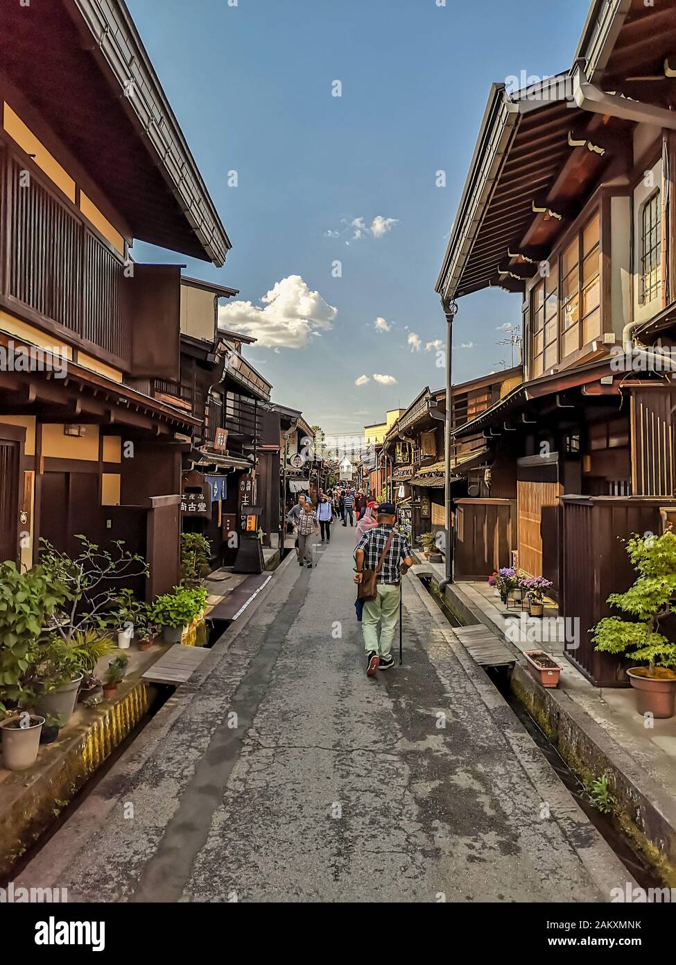 Takayama, GIAPPONE - MAGGIO 2019: Centro della città vecchia tradizionale di montagna giapponese Takayama nella prefettura di Gifu con autentici edifici in legno Foto Stock