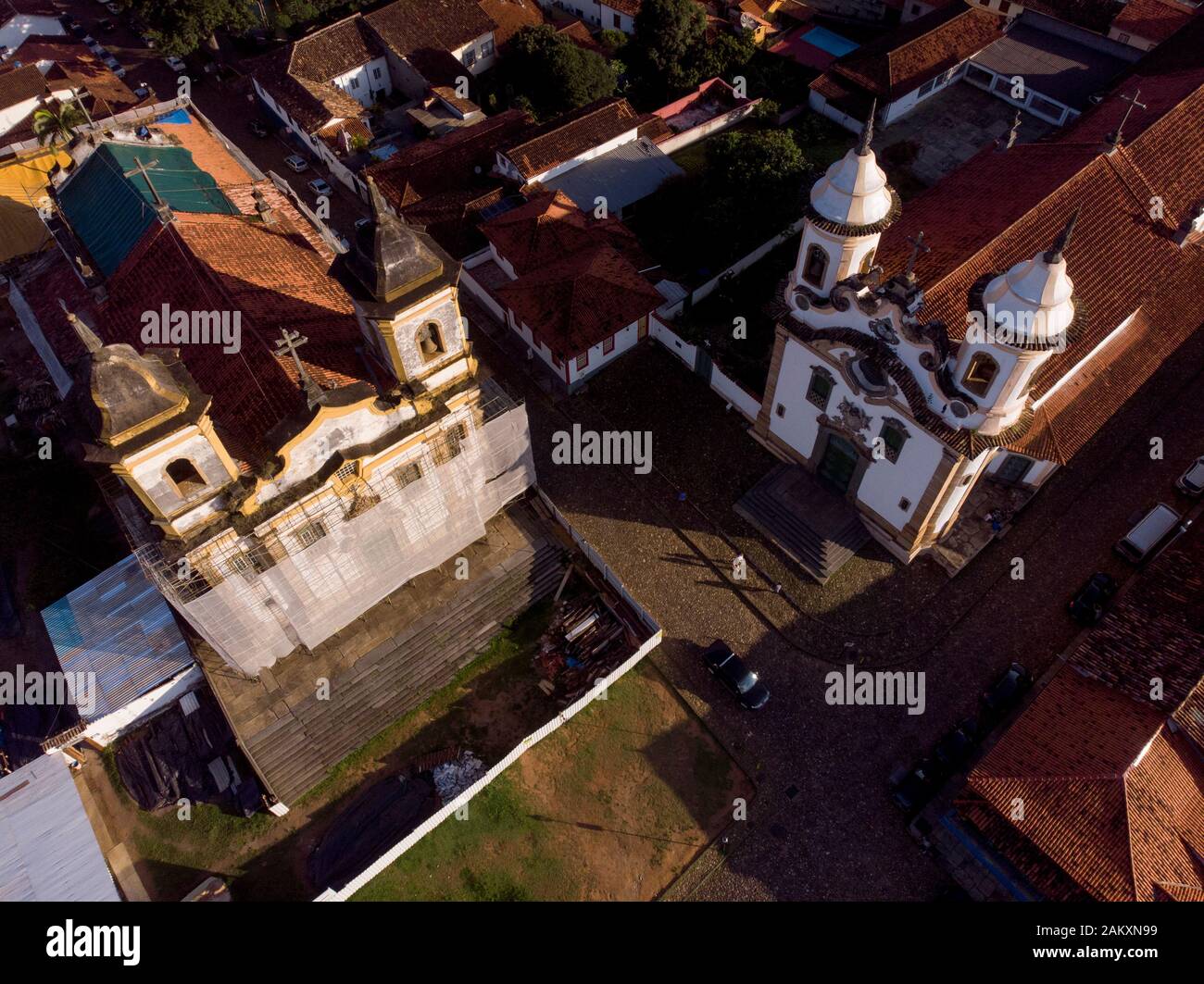 Veduta aerea in basso delle due chiese nella storica piazza centrale di Gomes Freire nella città mineraria coloniale di Mariana a Minas Gerais, Brasile Foto Stock