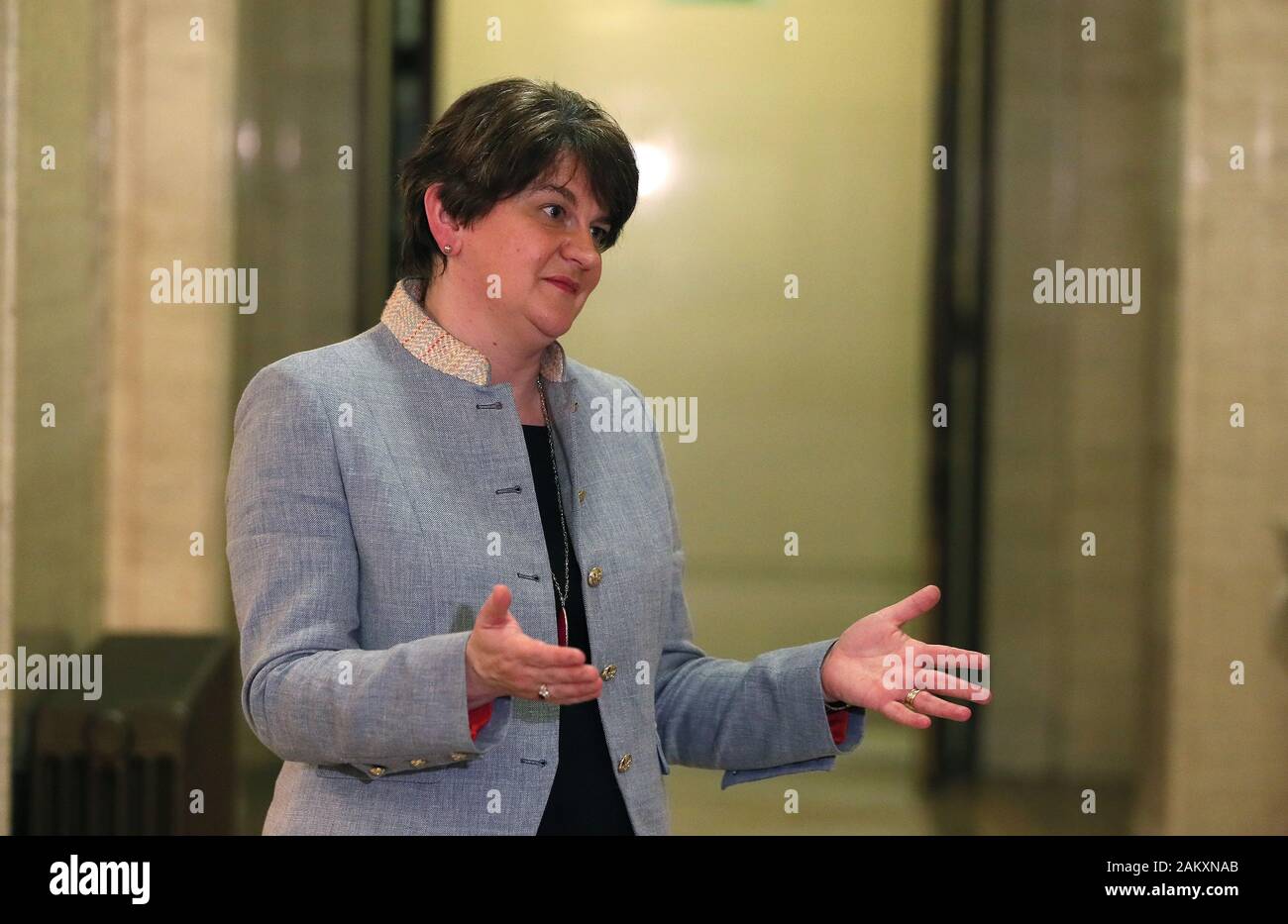 DUP leader Arlene Foster parla ai media nella sala grande del Parlamento edifici, Stormont, colloqui per resuscitare il governo devolute in Irlanda del Nord hanno avuto luogo. Foto Stock