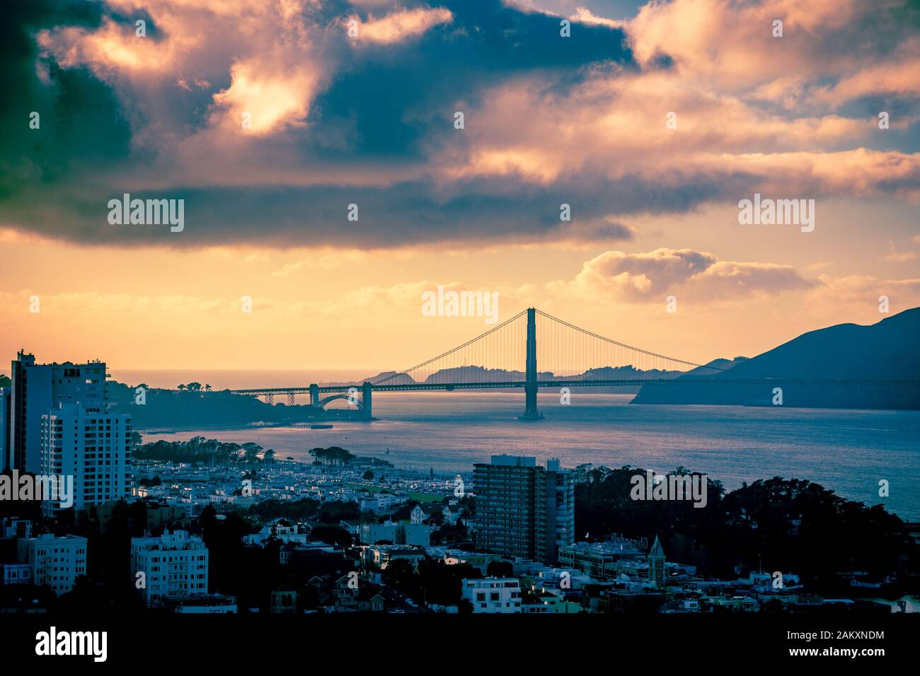 Vista del Golden Gate Bridge al tramonto, vista da San Francisco Foto Stock