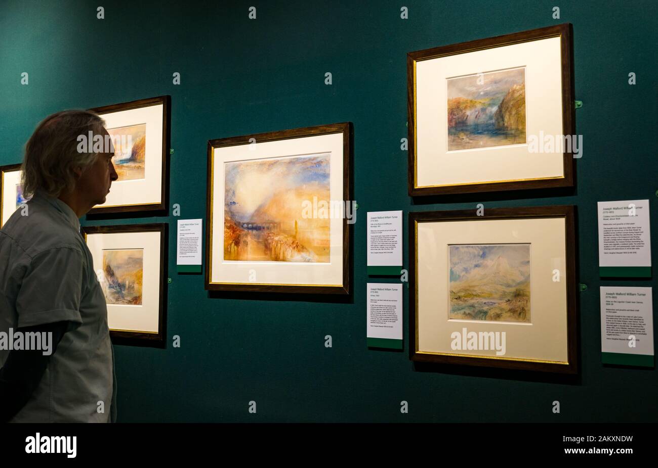 Uomo che guarda le Gallerie nazionali Scozia (NGS) Turner acquerello dipinto mostrato solo in gennaio quando la luce del giorno è debole, Edimburgo, Scozia, Regno Unito Foto Stock