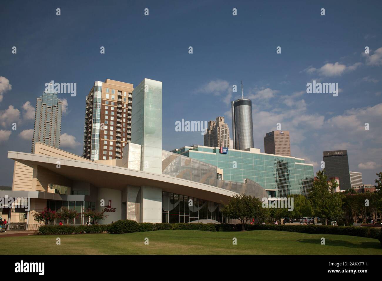 Sparo orizzontale del museo World of Coca-Cola al Centennial Olympic Park con lo skyline di Atlanta come sfondo, Georgia, USA Foto Stock