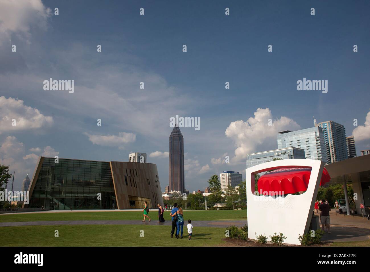 Apribottiglie giganti Coca Cola all'ingresso del museo World of Coca-Cola nel Centennial Olympic Park di Atlanta, Georgia, USA Foto Stock