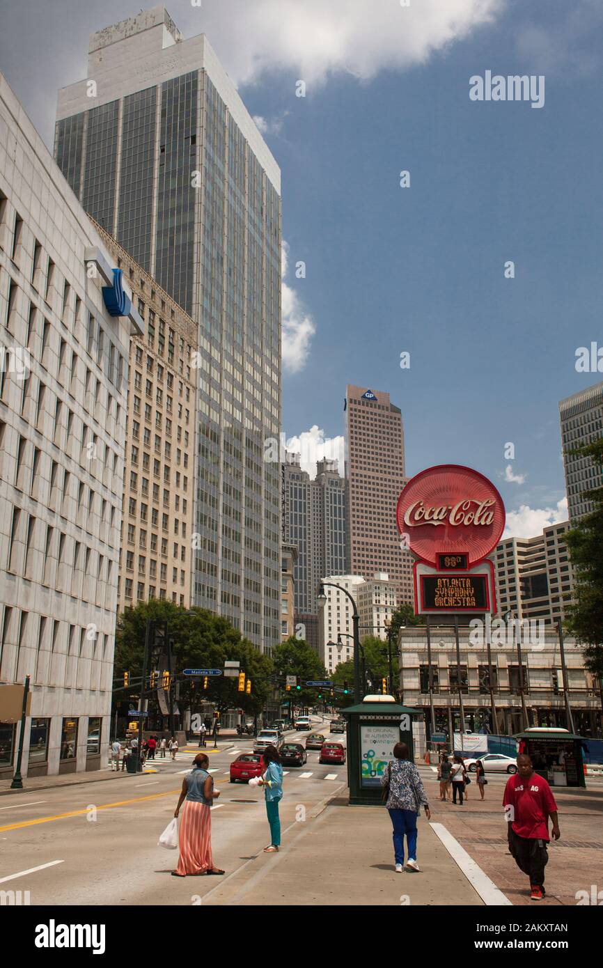 Persone che camminano su Peachtree St vicino ad un'alta insegna Coca Cola, Atlanta, Georgia, Stati Uniti Foto Stock