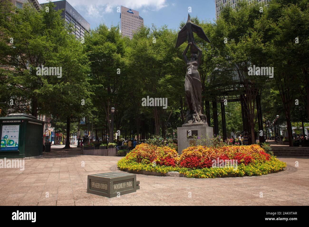 La statua delle ceneri (simbolo di rinascita di Atlanta) di gamba Quirino vicino all'angolo degli altoparlanti di Woodruff Park, Atlanta, Georgia, USA Foto Stock