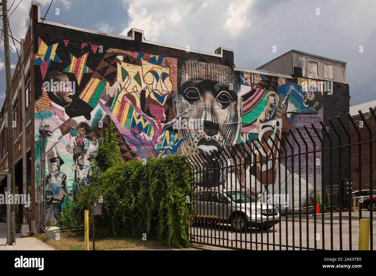 Murale in un parcheggio situato in Edgewood Ave NE, King Historic District, Atlanta, Georgia, Stati Uniti Foto Stock