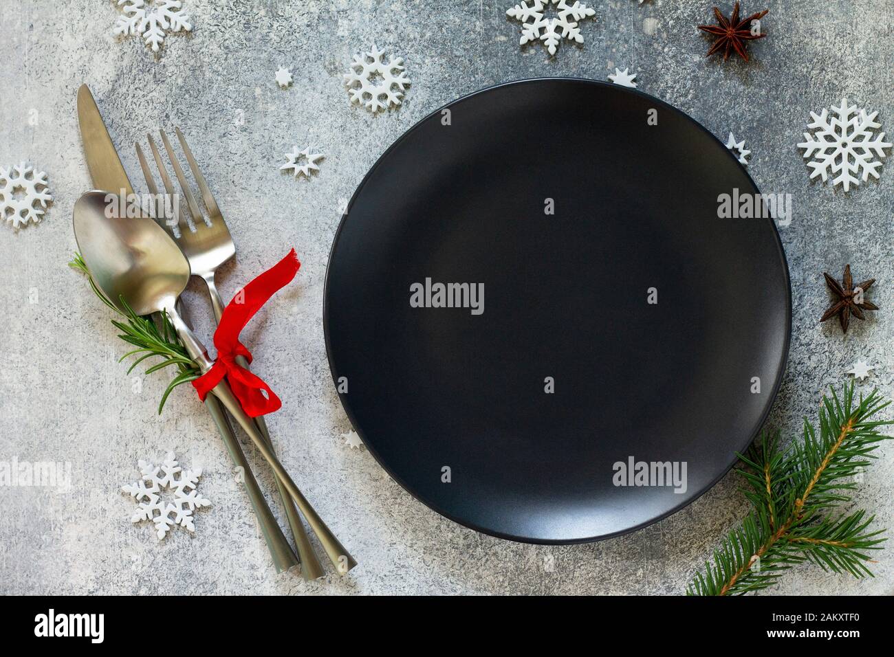 Elegante tavolo di Natale. Feste e posate con decorazioni natalizie su tavola festiva. Vista dall'alto, piatto. Foto Stock