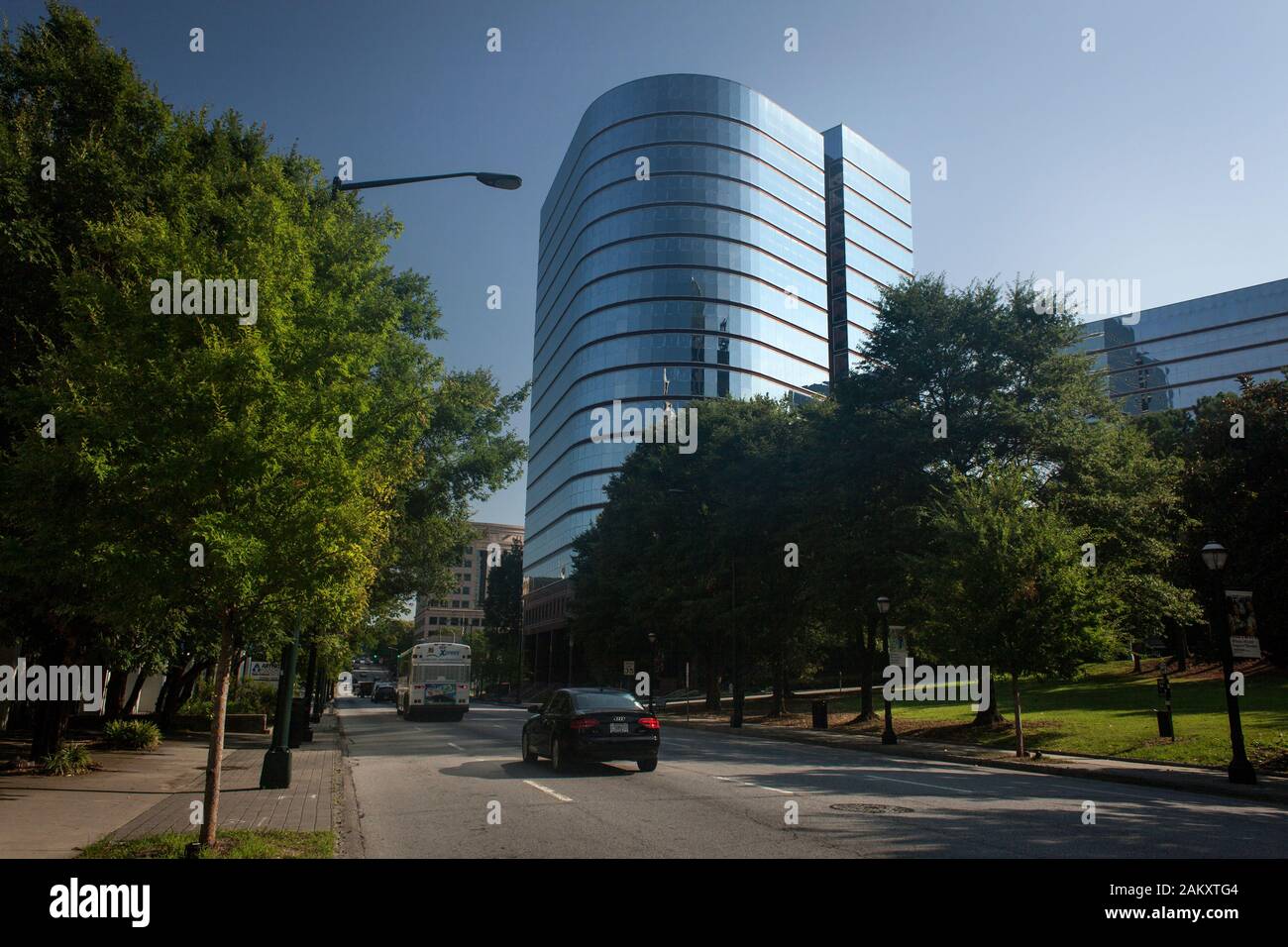 Foto mattutina orizzontale di Peachtree St NW nel centro di Atlanta, Georgia, Stati Uniti Foto Stock