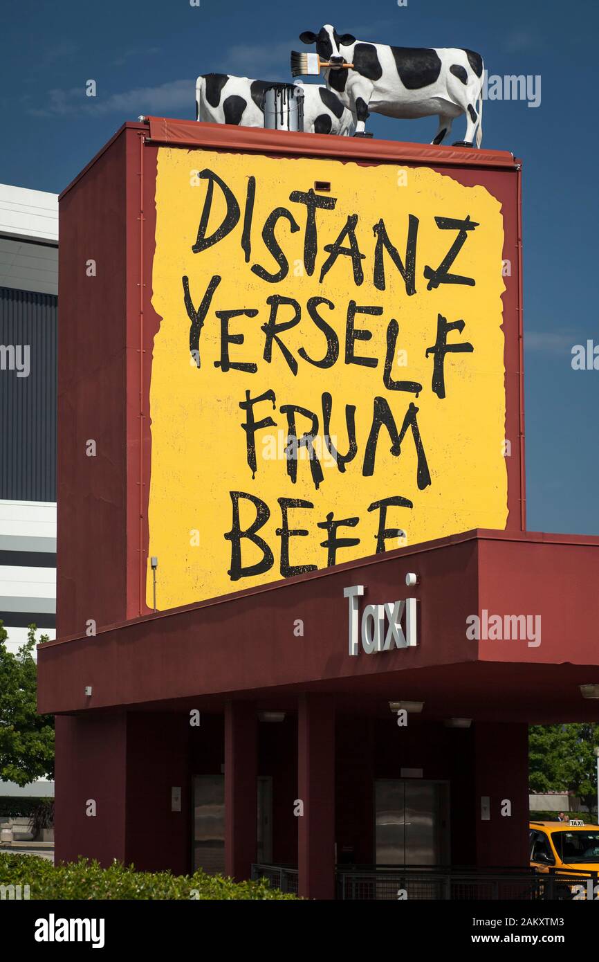 'Distanz yerself frum Carni bovine " installazione, Georgia World Congress Center e membro Agriturismo Arena, Centennial Olympic Park, Atlanta, Georgia, Stati Uniti d'America Foto Stock