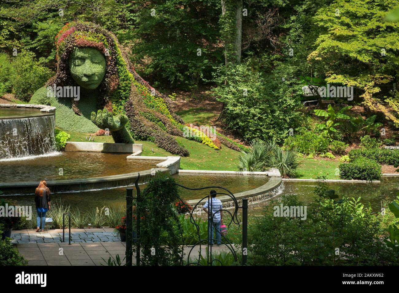 Due visitatori contemplare la donna scultura di cascate nel Giardino Giardino Botanico, Piedmont Park, Midtown Atlanta, Georgia, Stati Uniti d'America Foto Stock