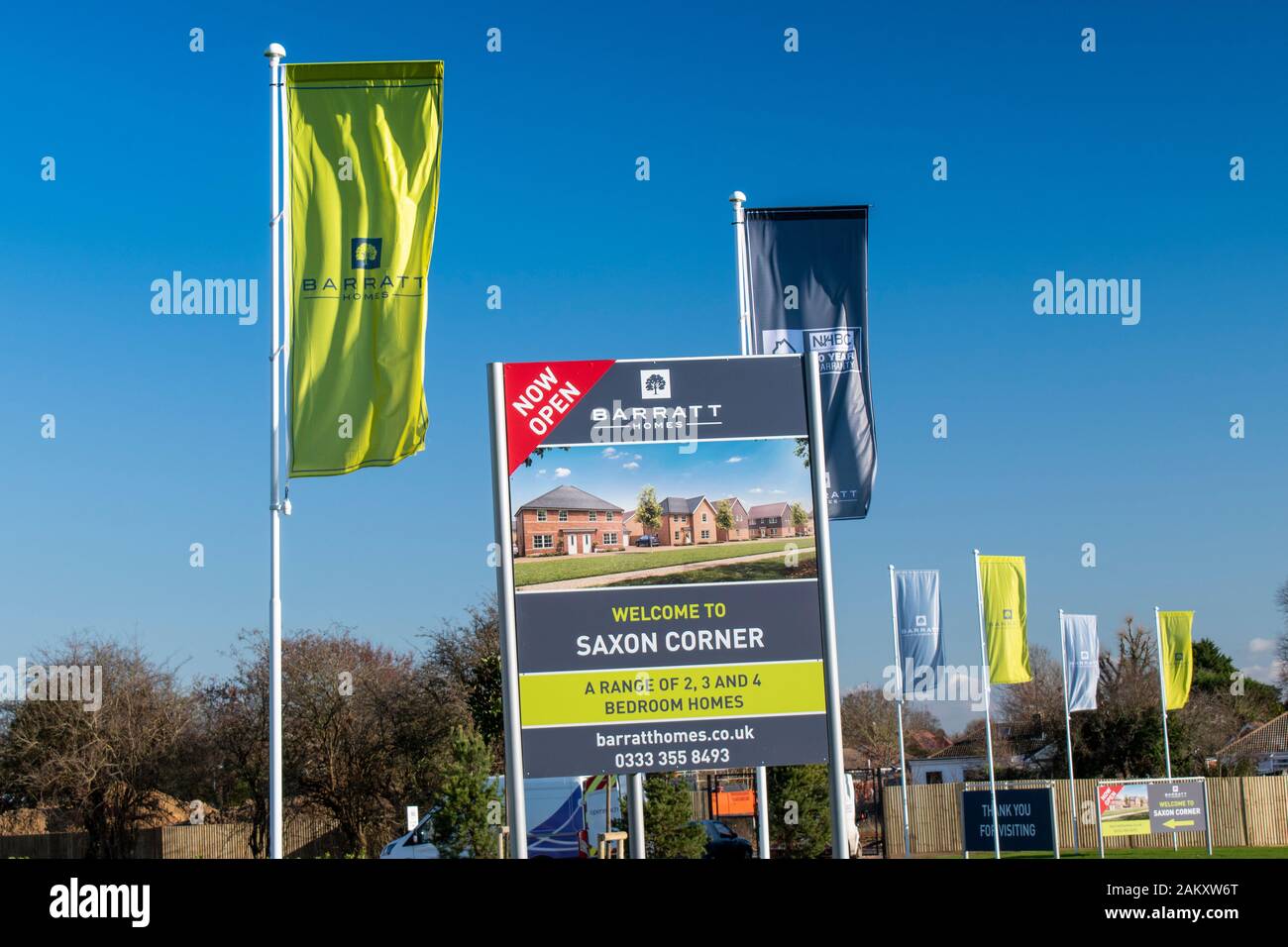 Emsworth, Hampshire, Regno Unito, 10 Gennaio 2020. Barratt Homes banner e pubblicità consigli per il loro nuovo sviluppo di Saxon Corner. Foto Stock