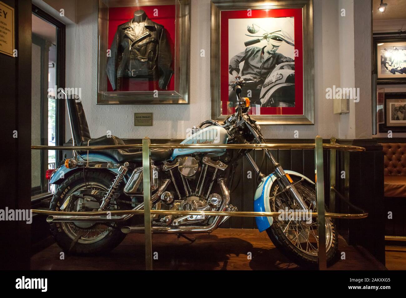 Alcuni oggetti personali di Elvis Presley esposti all'Hard Rock Café di Peachtree Street, nel centro di Atlanta, Georgia, Stati Uniti Foto Stock