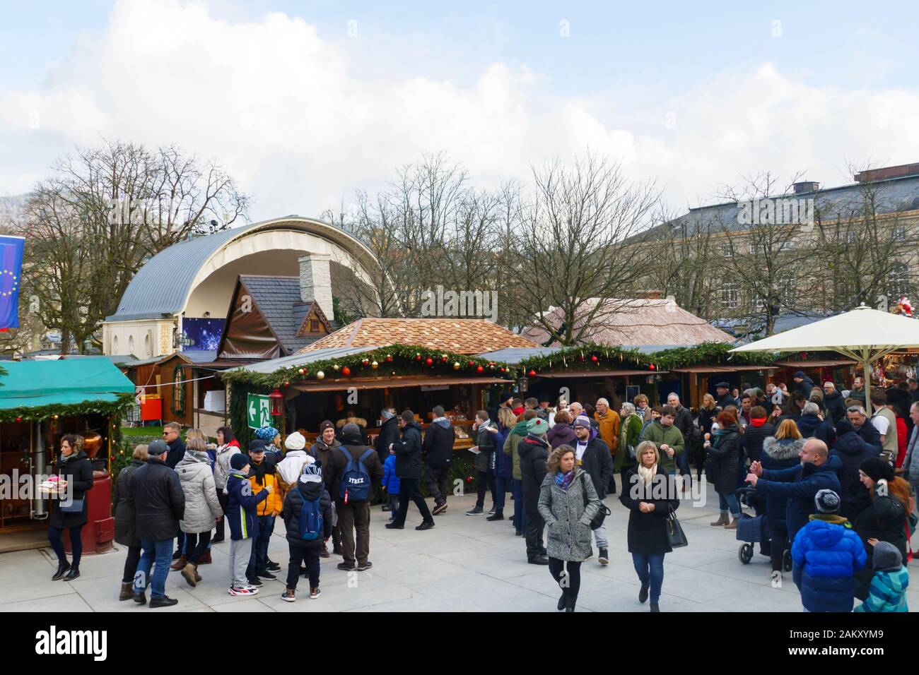 Blick über den Weihnachtsmarkt, im öffentlichen Kurpark, Am Kurhaus a Baden-Baden Foto Stock