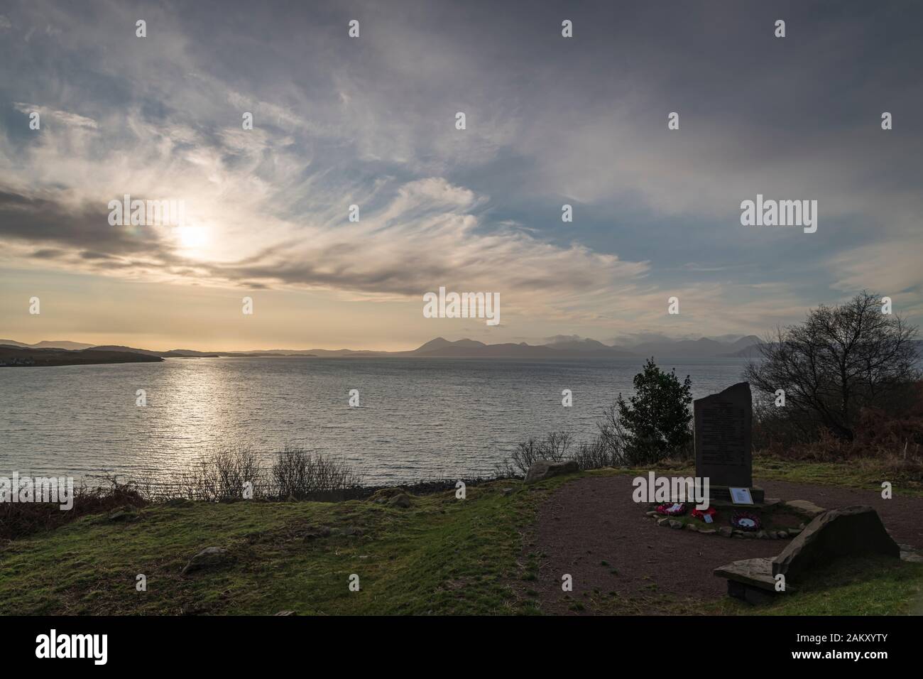 Un HDR tra parentesi caldo inverno immagine attraverso il suono interno di una lontana isola di Skye dalla penisola di Applecross, Scozia. Il 31 Dicembre 2019 Foto Stock