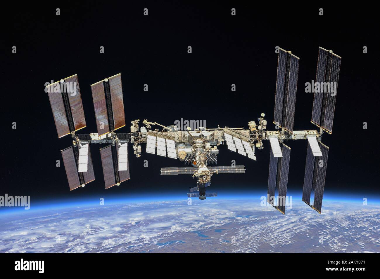 La Stazione spaziale Internazionale fotografata da 56 membri dell'equipaggio della spedizione da un veicolo spaziale Soyuz dopo il disancoraggio il 4 ottobre 2018 Foto Stock