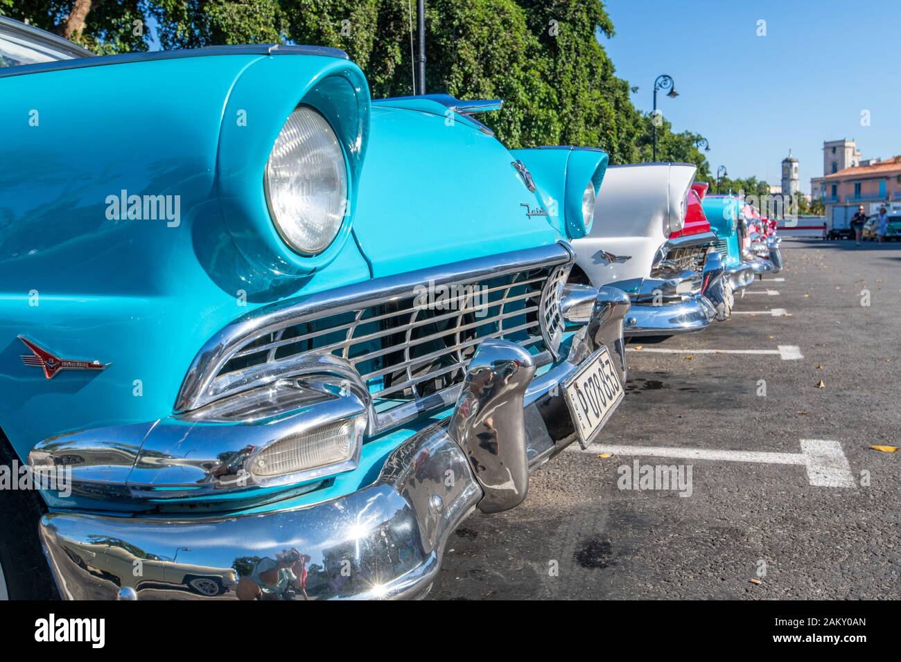 Vivace Americano classico muscolo automobili tutti allineati , l'Avana, Cuba Foto Stock