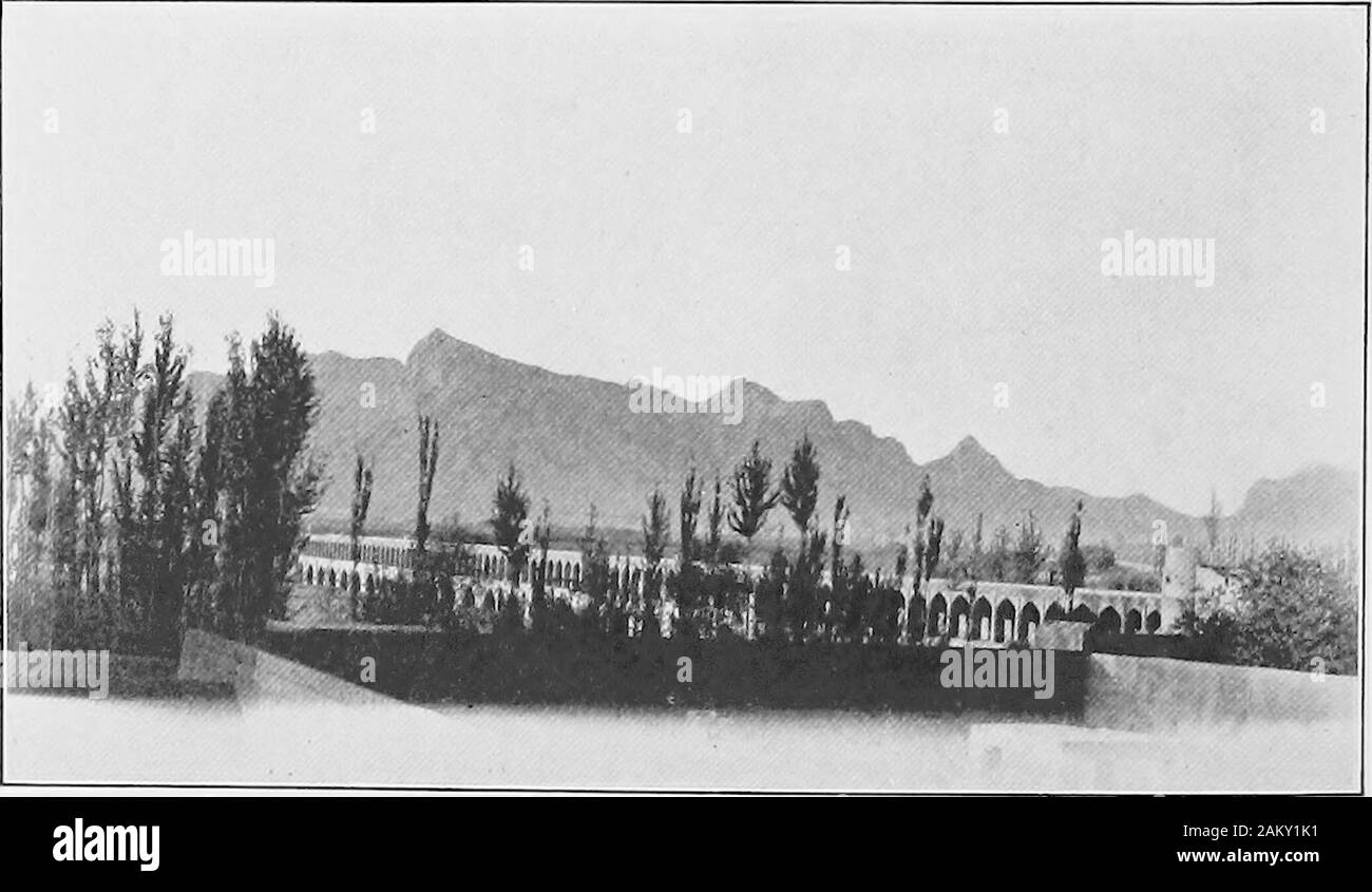 La Persia il passato e il presente; un libro di viaggio e di ricerca, con più di duecento illustrazioni e una mappa . y può conoscere solo come un centro oftrade in tappeti, o eventualmente come la scena del romanzo persiano,Hajji Baha di Isfahan. La città si trova in un tratto a livello di paese che extendsaround per miglia. Ingresso alla città è realizzato attraverso stupire murata di vigneti e frutteti, la cui varietà di colorresembles un tappeto persiano. Moschee pierce lo sky-line withtheir sottili minareti, rivale o il blu del cielo con le cupole theirturquoise; Pioppi e platani prestano la grazia e colorto la scena; un Foto Stock