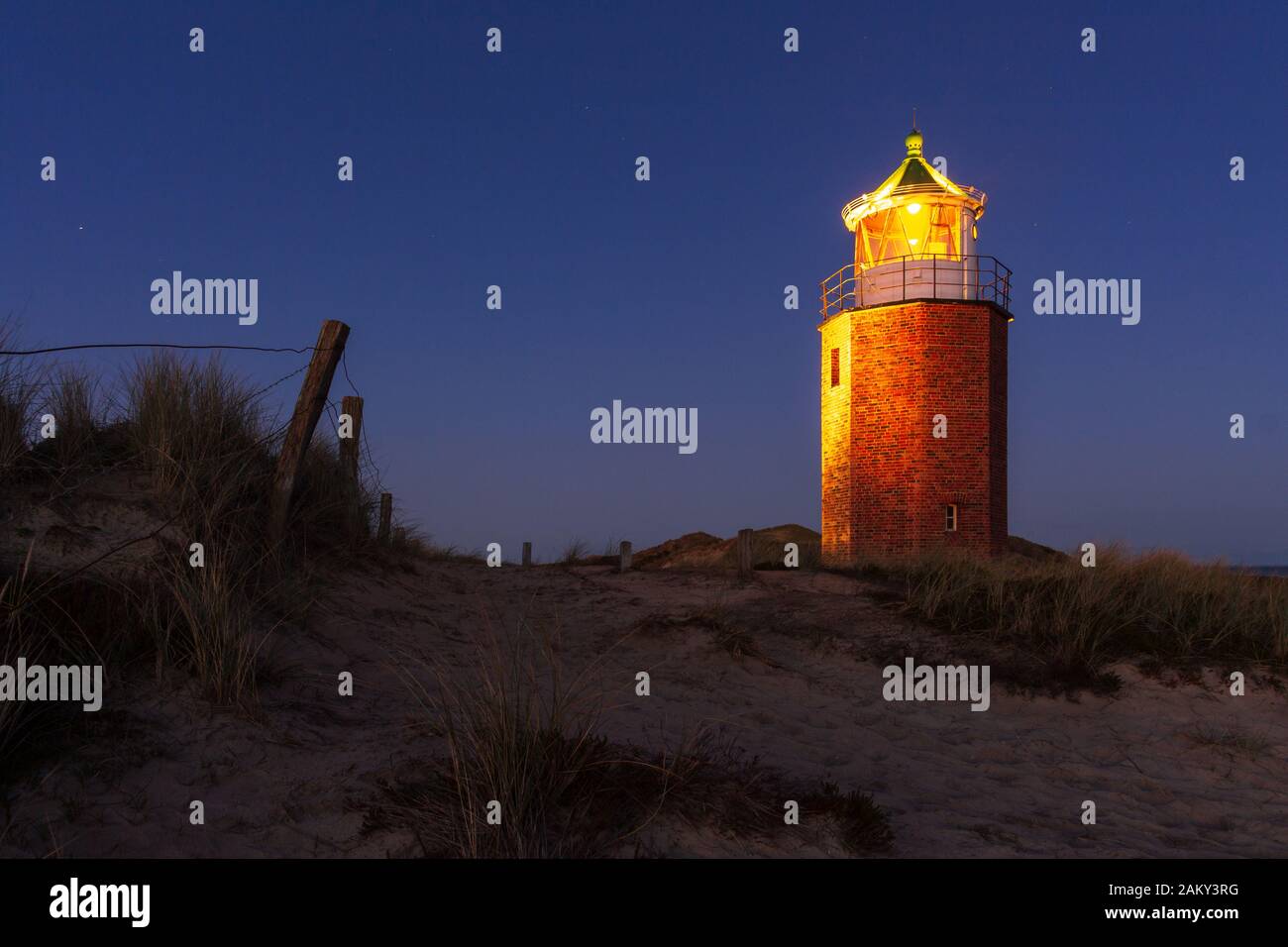 Croce luce Kampen, Sylt in una notte oscura nuvolosa Foto Stock