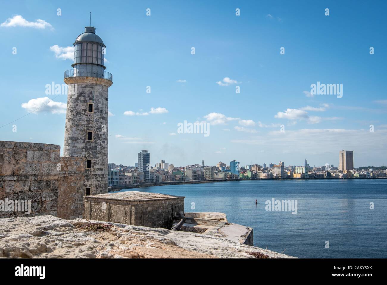 Una vista della città dalle mura accanto al Faro Castillo del Morro , l'Avana, Cuba Foto Stock