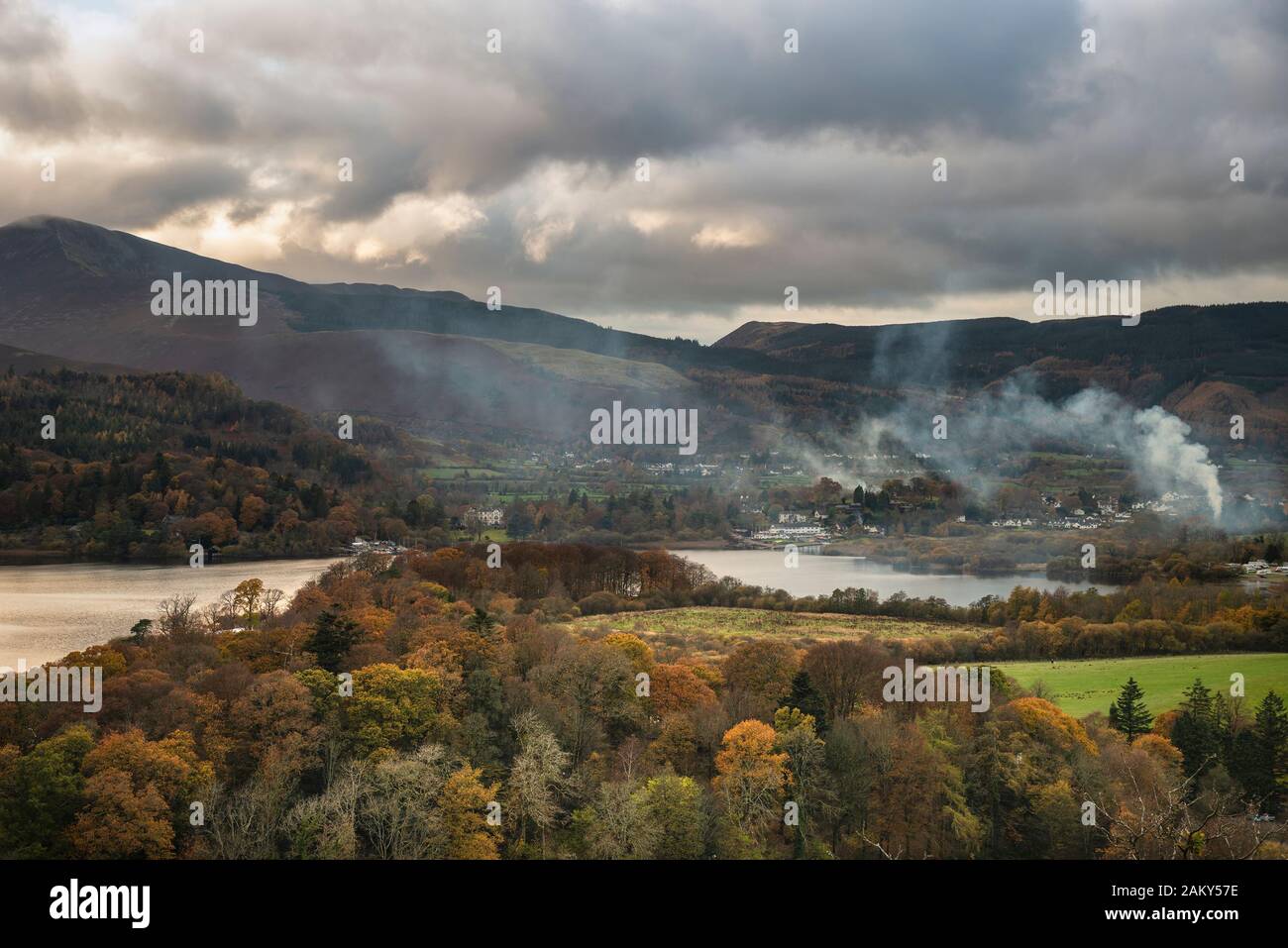 Bellissima Autumn Fall immagine orizzontale di vista da Castlehead nel Lake District oltre Derwentwater verso Catbells e Grisedale Pike al tramonto con ep Foto Stock