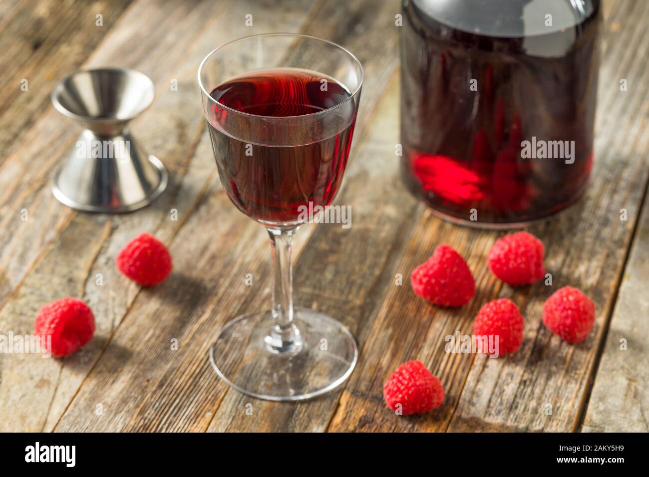 Organico rosso lampone liquore in un bicchiere Foto Stock