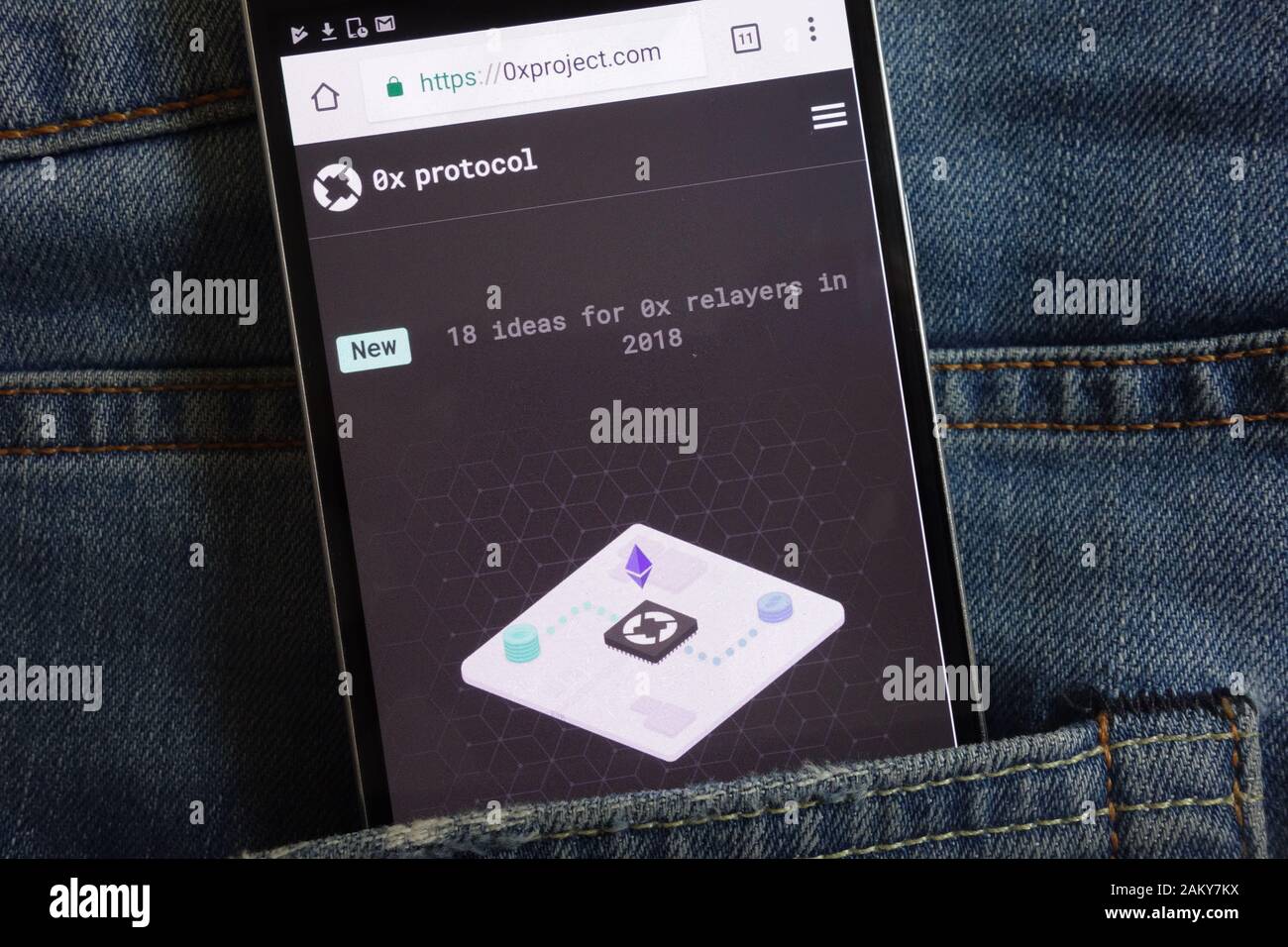 Sito web di criptovaluta ox (ZRX) visualizzato sullo smartphone nascosto in tasca jeans Foto Stock