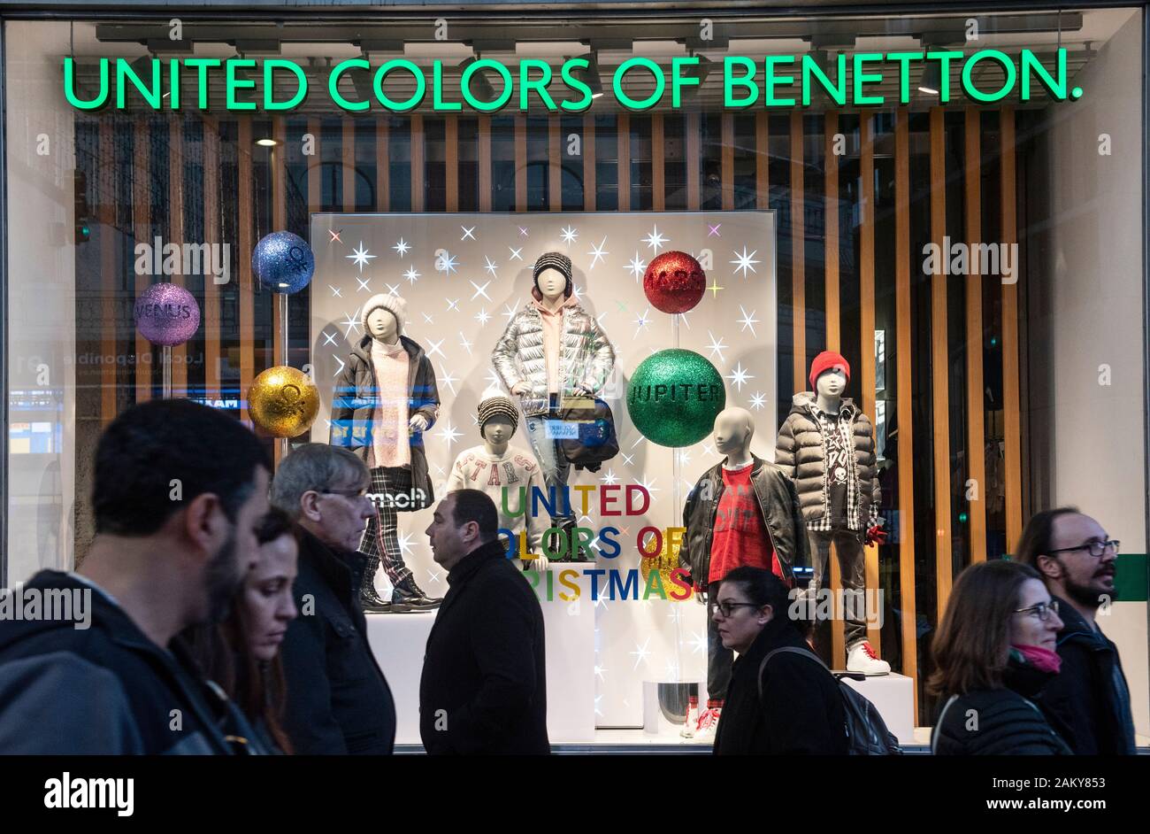 Moda italiana marchio United Colors of Benetton store visto in Spagna Foto  stock - Alamy
