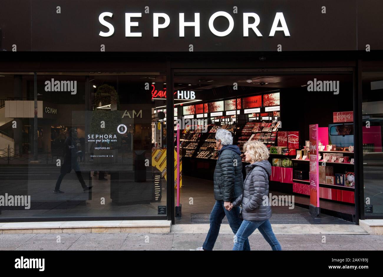 Multinazionale francese la cura e la bellezza del marchio retail Sephora store visto in Spagna. Foto Stock