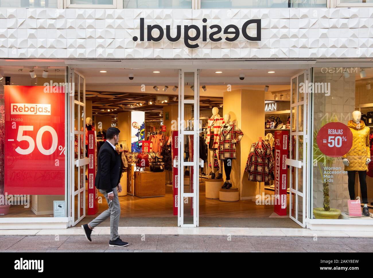 Spagnolo marca di abbigliamento Desigual store in Spagna Foto stock - Alamy