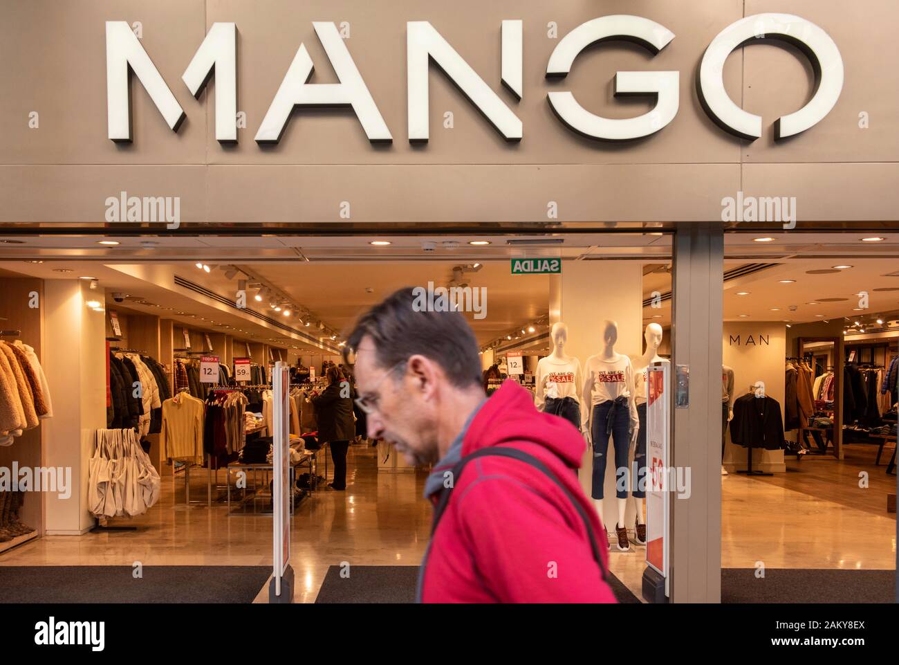 Multinazionale spagnola brand di abbigliamento Mango store in Spagna Foto  stock - Alamy