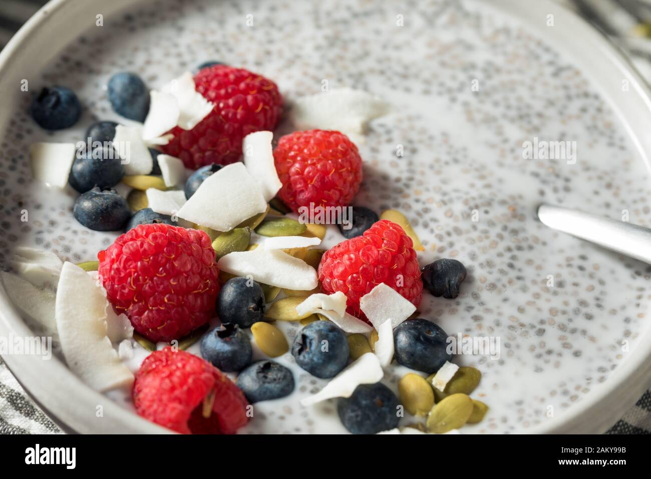 In casa Chia budino di sementi ciotola con frutti di bosco e i dadi Foto Stock