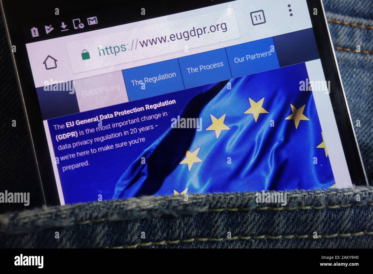 Il sito Web del regolamento generale sulla protezione dei dati (GDPR) dell'UE viene visualizzato sullo smartphone nascosto nella tasca dei jeans Foto Stock