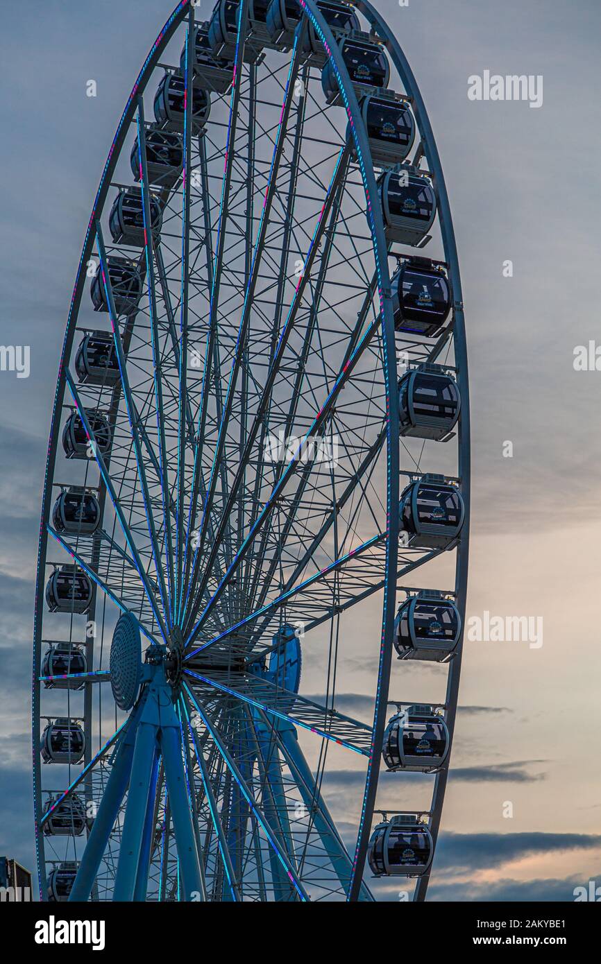 Tramonto dietro la grande ruota Foto Stock