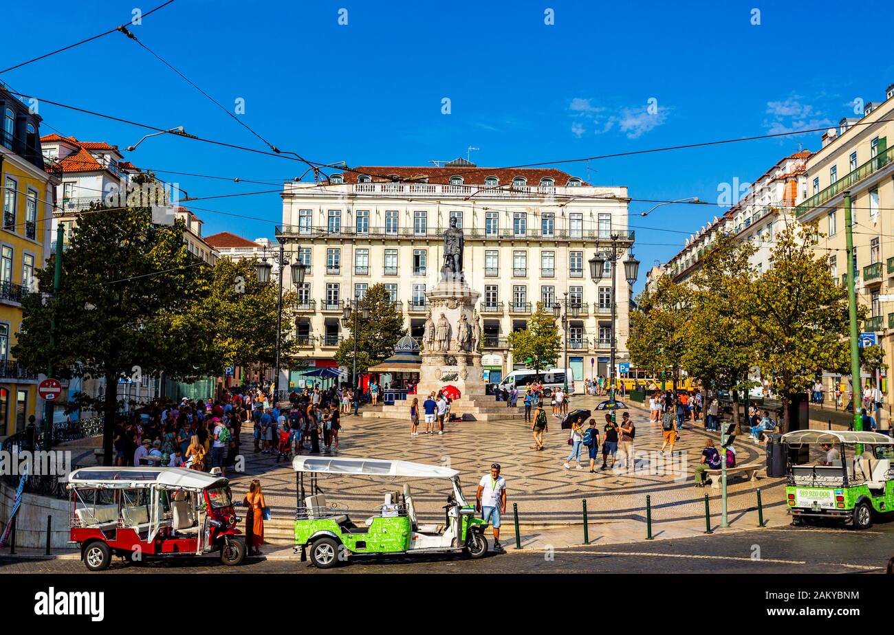 Vista sulla Piazza Luis de Camoes piena di turisti che aspettano di iniziare la giornata di visita intorno a Lisbona, la capitale del Portogallo Foto Stock