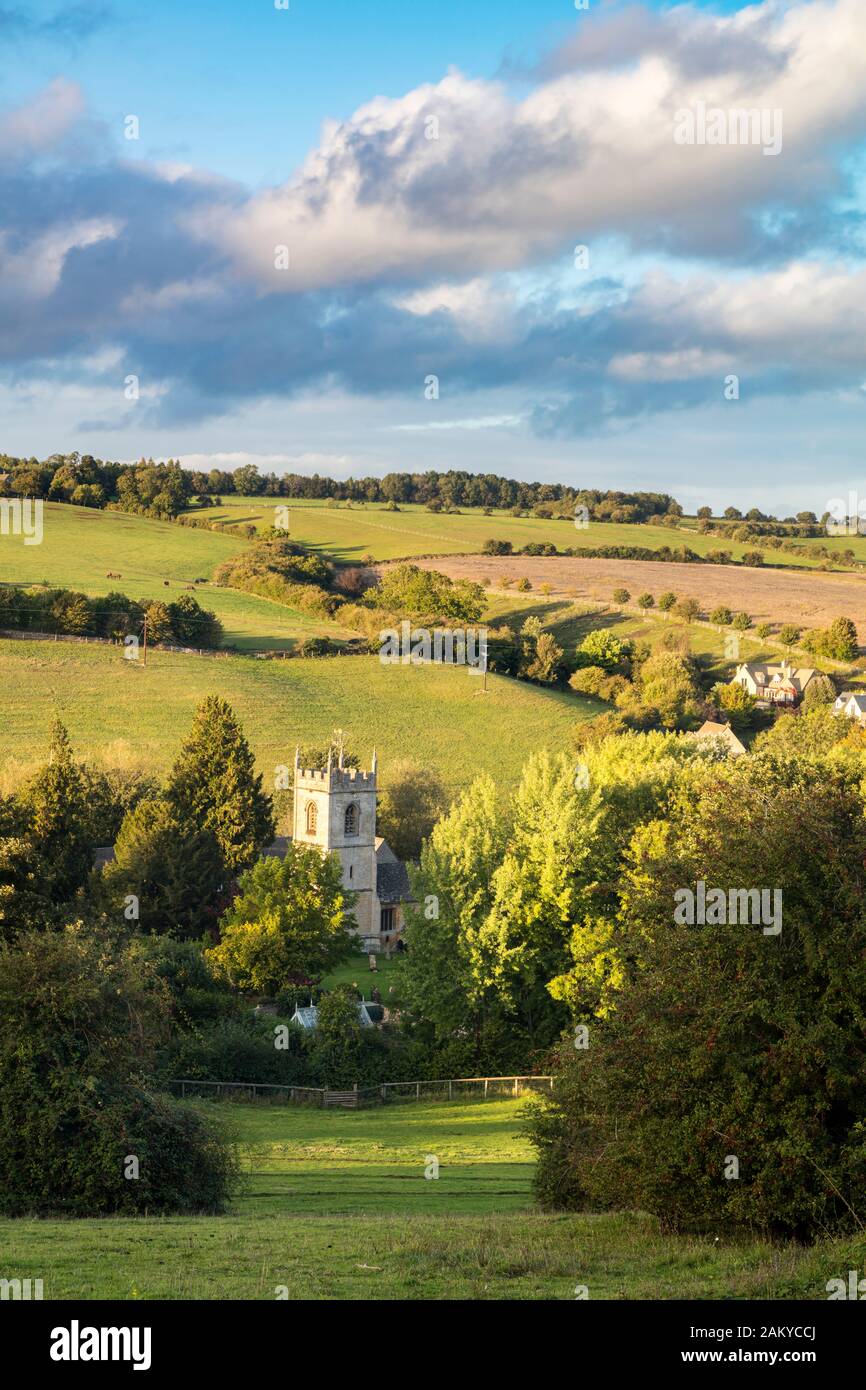 Consente di visualizzare oltre quattrocento Sant'Andrea Chiesa, Naunton, Gloucestershire, England, Regno Unito Foto Stock