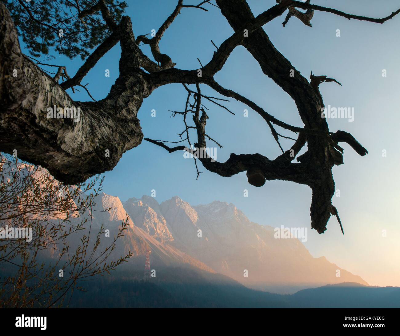 Foggy Eibsee e Zugspitz mountain nel sole al mattino Foto Stock