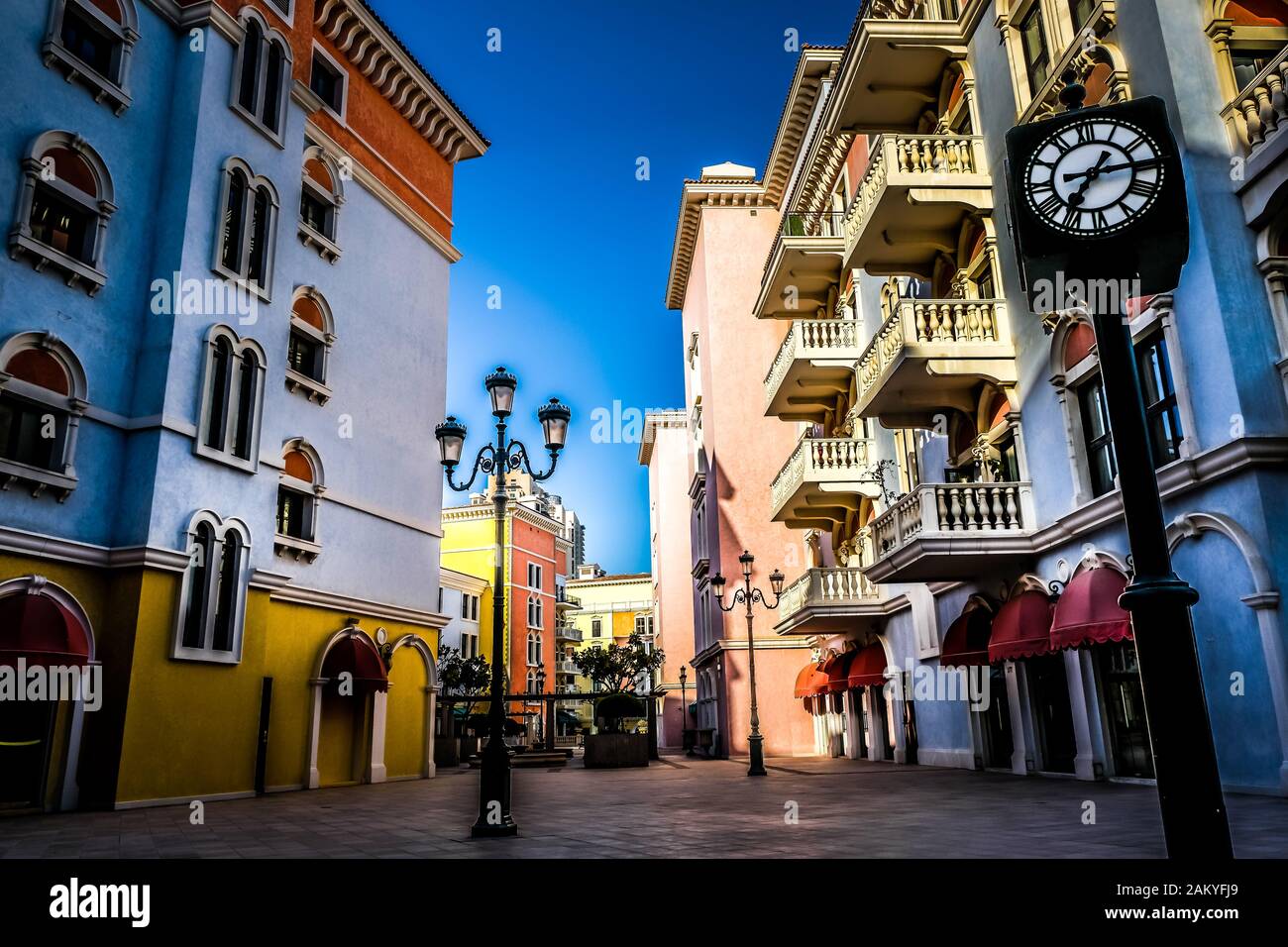 Colorato edificio residenziale in Pearl, Qatar Foto Stock