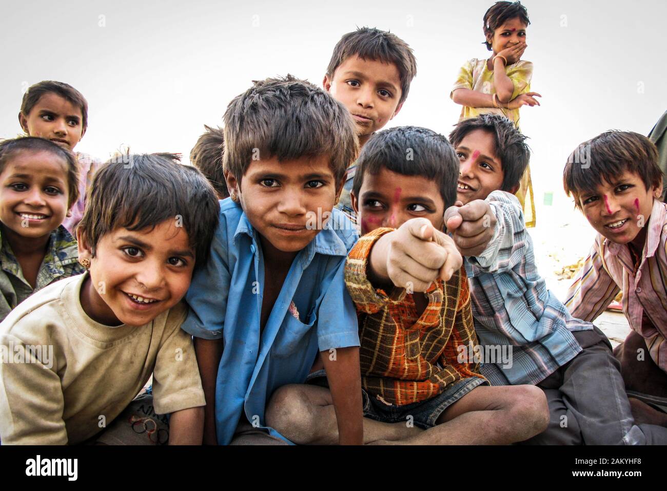 I bambini indiani felici al villaggio del deserto a Jaisalmer, Rajasthan, India. Foto Stock