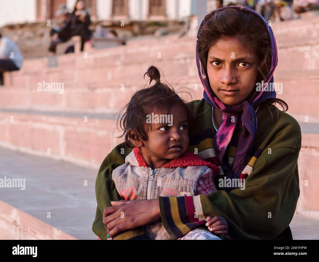 I poveri bambini indiani che implorano per le strade di Pushkar, Rajasthan, India. Foto Stock