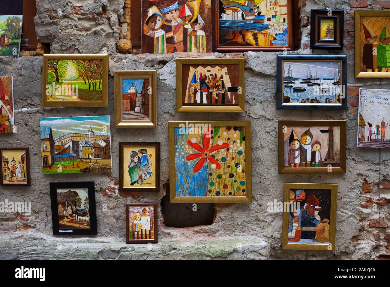 Opere d'arte e dipinti incorniciate appendono sul muro per la vendita nella città vecchia di Lublino, in Polonia Foto Stock