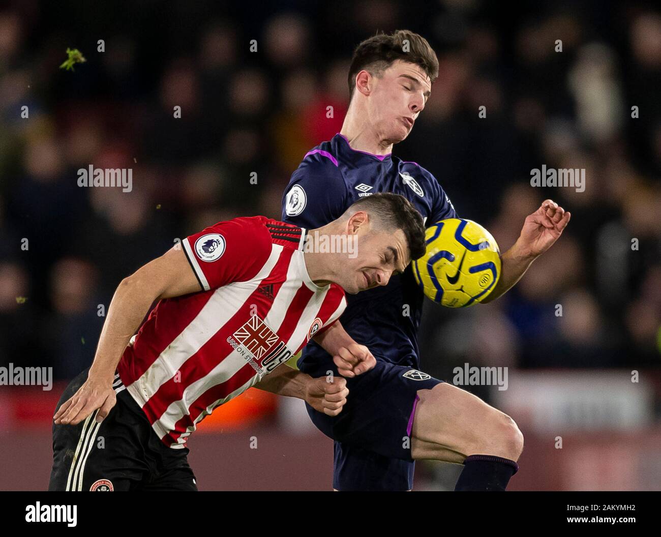 Sheffield, Regno Unito. Decimo gen, 2020. Declan riso del West Ham United gestisce la palla in testa fino a West Ham VAR non consentito obiettivo durante il match di Premier League tra Sheffield United e il West Ham United at Bramall Lane per il 10 gennaio 2020 a Sheffield, in Inghilterra. (Foto di Daniel Chesterton/phcimages.com) Credit: Immagini di PHC/Alamy Live News Foto Stock