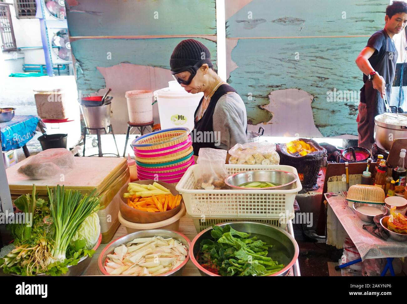 Jay Fai Bangkok divenne la prima strada di stallo alimentare ad essere premiato con una stella Michelin nel 2018. Venerato da entrambi i locali e stranieri è foodies Supinya Junsuta. Foto Stock